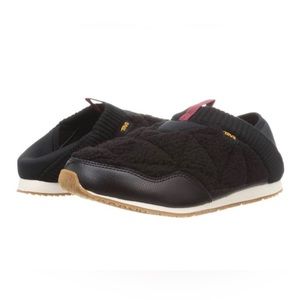 NWT and box, never even tried on Teva Re Ember Mock Fleece size 6 in Black